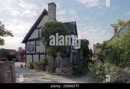 Un esterno del pub del National Trust, il Fleece Inn, Bretforton, Worcestershire, in un giorno di settembre quando la Sealed Knot Society stava dando una diciassettesima rievocazione della guerra civile inglese Foto Stock