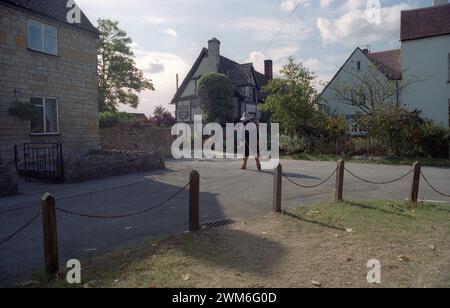 Un esterno del pub del National Trust, il Fleece Inn, Bretforton, Worcestershire, in un giorno di settembre quando la Sealed Knot Society stava dando una diciassettesima rievocazione della guerra civile inglese Foto Stock