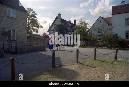 Un esterno del pub del National Trust, il Fleece Inn, Bretforton, Worcestershire, in un giorno di settembre quando la Sealed Knot Society stava dando una diciassettesima rievocazione della guerra civile inglese Foto Stock