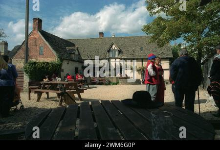 Un esterno del pub del National Trust, il Fleece Inn, Bretforton, Worcestershire, in un giorno di settembre quando la Sealed Knot Society stava dando una diciassettesima rievocazione della guerra civile inglese Foto Stock