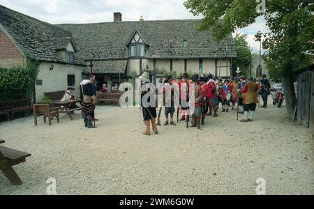 Un esterno del pub del National Trust, il Fleece Inn, Bretforton, Worcestershire, in un giorno di settembre quando la Sealed Knot Society stava dando una diciassettesima rievocazione della guerra civile inglese Foto Stock