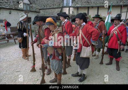 Un esterno del pub del National Trust, il Fleece Inn, Bretforton, Worcestershire, in un giorno di settembre quando la Sealed Knot Society stava dando una diciassettesima rievocazione della guerra civile inglese Foto Stock