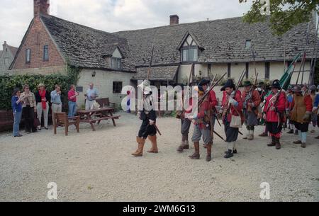 Un esterno del pub del National Trust, il Fleece Inn, Bretforton, Worcestershire, in un giorno di settembre quando la Sealed Knot Society stava dando una diciassettesima rievocazione della guerra civile inglese Foto Stock