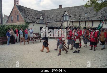 Un esterno del pub del National Trust, il Fleece Inn, Bretforton, Worcestershire, in un giorno di settembre quando la Sealed Knot Society stava dando una diciassettesima rievocazione della guerra civile inglese Foto Stock