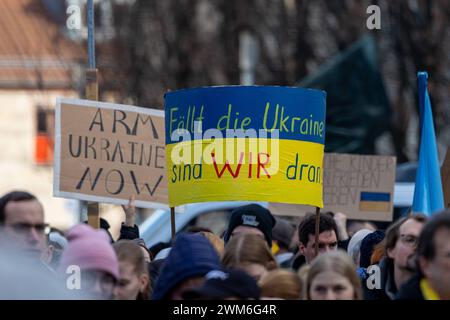 Solidaritätskundgebungen für die Ukraine Texttafel mit der Forderung Fällt die Ukraine sind WIR dran . Dimostrazione vom Verein der Ukrainer a Franken e.V. anlässlich des zweiten Jahrestag des Kriegs in der Ukraine auf dem Kornmarkt a Nürnberg. Nürnberg Bayern Deutschland *** manifestazioni di solidarietà per l'Ucraina targa di testo con la richiesta se l'Ucraina cade, è IL NOSTRO turno dimostrazione da parte dell'Associazione degli ucraini in Franconia in occasione del secondo anniversario della guerra in Ucraina al Kornmarkt di Norimberga Norimberga Baviera Germania 20240224-6V2A3842 Foto Stock