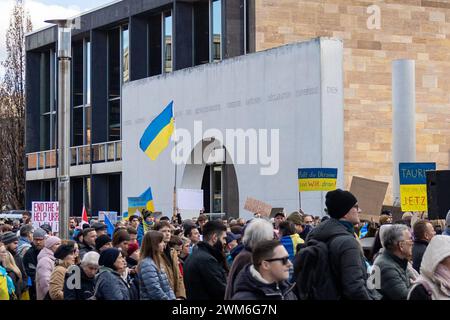 Solidaritätskundgebungen für die Ukraine Demonstration vor dem EIngang zur Straße der Menschenrechte. Dimostrazione vom Verein der Ukrainer a Franken e.V. anlässlich des zweiten Jahrestag des Kriegs in der Ukraine auf dem Kornmarkt a Nürnberg. Nürnberg Bayern Deutschland *** manifestazioni di solidarietà per l'Ucraina dimostrazione di fronte all'ingresso della strada dei diritti umani dimostrazione dell'Associazione degli ucraini in Franconia e V in occasione del secondo anniversario della guerra in Ucraina al Kornmarkt di Norimberga, Baviera Germania 20240224-6V2A3871 Foto Stock