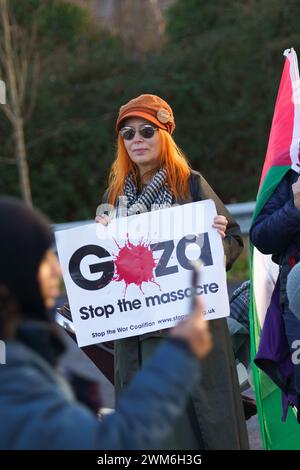 Bristol, Regno Unito 24 febbraio 2024. Gli attivisti della Palestine Action hanno organizzato una riunione pacifica al di fuori della fabbrica di armi Elbit Systems UK a Bristol per protestare contro la produzione di armi usate nel conflitto a Gaza e il sostegno del governo britannico alla guerra. La struttura di proprietà israeliana funge da centro di ricerca, sviluppo e produzione di armi e tecnologie fornite alla British Armed Forces e ad altri clienti della NATO dalla società. BridgetCatterall/AlamtLiveNews Foto Stock