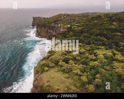 Vista serale sui droni delle scogliere dell'isola di Bali meridionale vicino a Uluwatu Foto Stock