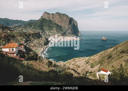 Vista su Praia da Maiata verso la città di Porto da Cruz, sulla costa settentrionale di Madeira Foto Stock