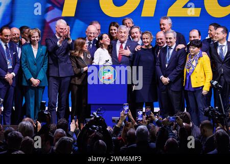 Roma, Italia. 24 febbraio 2024. Foto Roberto Monaldo/LaPresse24-02-2024 Roma politica Congresso nazionale di forza Italia nella foto Antonio Tajani e il gruppo dirigente di forza Italia al termine del congresso 24-02-2024 Roma (Italia) politica forza Italia partito Congresso nazionale nella foto Antonio Tajani e tutti i membri del partito forza Italia alla fine del congresso crediti: LaPresse/Alamy Live News Foto Stock