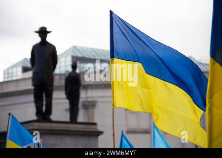 Londra, Regno Unito. 24 febbraio 2024. In occasione del secondo anniversario dell'invasione russa dell'Ucraina, i manifestanti hanno marciato da Marble Arch a Trafalgar Square a sostegno dell'Ucraina. Chiesero la fine dell'invasione russa e cercarono un maggiore aiuto militare da parte delle nazioni occidentali. Crediti: Sinai Noor/Alamy Live News crediti: Sinai Noor/Alamy Live News Foto Stock