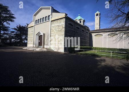 Brescia, Italia - febbraio 2024 - facciata di una chiesa e cortile in un parco Foto Stock