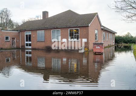 Chalfont St Giles, Regno Unito. 24 febbraio 2024. Le inondazioni rimangono nel villaggio di Chalfont St Giles nel Buckinghamshire. Anche se i campi e il centro della città sono soggetti a inondazioni, secondo i social media alcuni residenti locali ritengono che l'estensione delle inondazioni in corso potrebbe essere il risultato di un tunnel HS2 nella falda acquifera di gesso per i tunnel ad alta velocità della ferrovia Chiltern che sta spostando l'acqua. Crediti: Maureen McLean/Alamy Live News Foto Stock