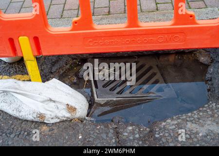 Chalfont St Giles, Regno Unito. 24 febbraio 2024. Uno scarico collassa sul lato della strada. Le inondazioni rimangono nel villaggio di Chalfont St Giles nel Buckinghamshire. Anche se i campi e il centro della città sono soggetti a inondazioni, secondo i social media alcuni residenti locali ritengono che l'estensione delle inondazioni in corso potrebbe essere il risultato di un tunnel HS2 nella falda acquifera di gesso per i tunnel ad alta velocità della ferrovia Chiltern che sta spostando l'acqua. Crediti: Maureen McLean/Alamy Live News Foto Stock