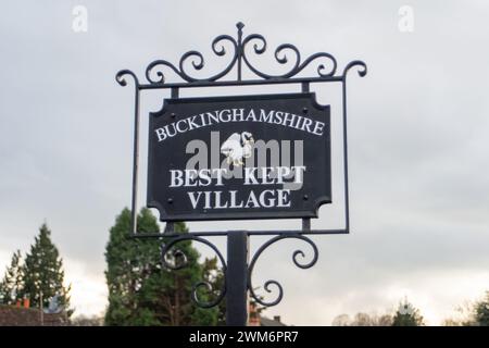 Chalfont St Giles, Regno Unito. 24 febbraio 2024. Le inondazioni rimangono nel villaggio di Chalfont St Giles nel Buckinghamshire. Anche se i campi e il centro della città sono soggetti a inondazioni, secondo i social media alcuni residenti locali ritengono che l'estensione delle inondazioni in corso potrebbe essere il risultato di un tunnel HS2 nella falda acquifera di gesso per i tunnel ad alta velocità della ferrovia Chiltern che sta spostando l'acqua. Crediti: Maureen McLean/Alamy Live News Foto Stock