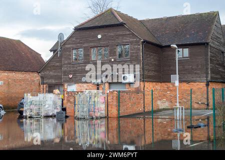 Chalfont St Giles, Regno Unito. 24 febbraio 2024. Parcheggio allagato. Le inondazioni rimangono nel villaggio di Chalfont St Giles nel Buckinghamshire. Anche se i campi e il centro della città sono soggetti a inondazioni, secondo i social media alcuni residenti locali ritengono che l'estensione delle inondazioni in corso potrebbe essere il risultato di un tunnel HS2 nella falda acquifera di gesso per i tunnel ad alta velocità della ferrovia Chiltern che sta spostando l'acqua. Crediti: Maureen McLean/Alamy Live News Foto Stock