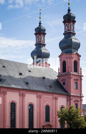 Chiesa di San Pietro / Peterskirche, Magonza, Germania un edificio rococò del 1749-56. Esterno, torri con cupole a cipolla. Foto Stock