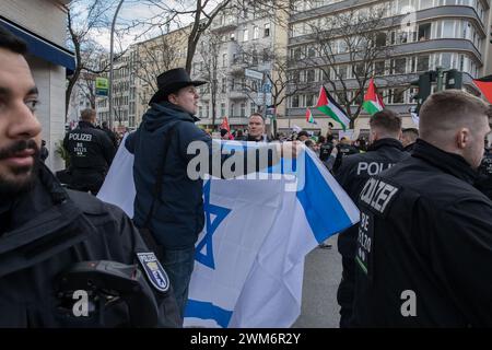 24 febbraio 2024, Berlino, Germania: Il 24 febbraio 2024 si svolse una manifestazione filo-palestinese lungo il rinomato Kurfuerstendamm di Berlino verso Wittenbergplatz e Nollendorfplatz. La protesta ha visto una grande affluenza alle urne, con i partecipanti che chiedevano chiaramente un cessate il fuoco, sostenevano i diritti palestinesi e condannavano le azioni che descrivevano come genocidi. In mezzo a un mare di bandiere palestinesi, sono stati esposti in modo prominente cartelli che riportano messaggi come "cessate il fuoco ora", "le vite palestinesi contano", "Stop al genocidio" e "libertà per la Palestina”. Canti che invocano Israele come uno "Stato terroristico" Foto Stock