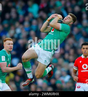 24 febbraio 2024; Aviva Stadium, Dublino, Irlanda: Six Nations International Rugby, Irlanda contro Galles; Jack Crowley dell'Irlanda raccoglie il pallone Foto Stock