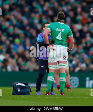 24 febbraio 2024; Aviva Stadium, Dublino, Irlanda: Six Nations International Rugby, Irlanda contro Galles; Joe McCarthy dell'Irlanda riceve assistenza medica Foto Stock