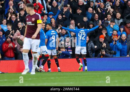 Ibrox Park. Glasgow. Scozia, Regno Unito. 24 febbraio 2024. Cinch Scottish Premiership. Glasgow Rangers contro Heart of Midlothian Rangers Diomande celebra il primo gol dei Rangers (credito fotografico: Alamy Live News/David Mollison) credito: David Mollison/Alamy Live News Foto Stock