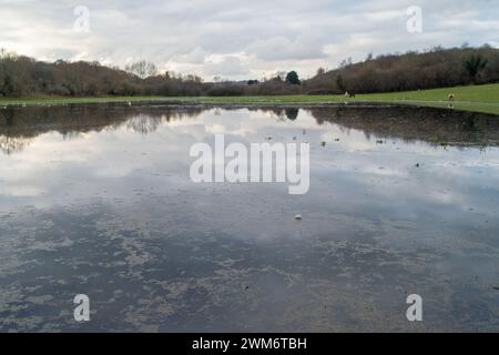 Chalfont St Giles, Regno Unito. 24 febbraio 2024. Le inondazioni rimangono nel villaggio di Chalfont St Giles nel Buckinghamshire. Anche se i campi e il centro della città sono soggetti a inondazioni, secondo i social media, i residenti locali ritengono che l'entità delle inondazioni in corso possa essere il risultato di un tunnel HS2 nella falda acquifera di gesso per i tunnel ad alta velocità della ferrovia Chiltern. Crediti: Maureen McLean/Alamy Live News Foto Stock