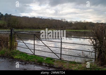 Chalfont St Giles, Regno Unito. 24 febbraio 2024. Le inondazioni rimangono nel villaggio di Chalfont St Giles nel Buckinghamshire. Anche se i campi e il centro della città sono soggetti a inondazioni, secondo i social media, i residenti locali ritengono che l'entità delle inondazioni in corso possa essere il risultato di un tunnel HS2 nella falda acquifera di gesso per i tunnel ad alta velocità della ferrovia Chiltern. Crediti: Maureen McLean/Alamy Live News Foto Stock