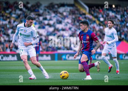 Barcellona, Spagna, 24 febbraio, 2024. Spagnolo la Liga EA Sports: FC Barcelona vs Getafe. (2) Joao Cancelo vies con (21) J. Iglesias. Crediti: Joan G/Alamy Live News Foto Stock