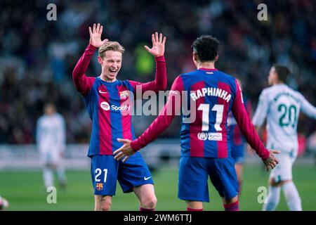 Barcellona, Spagna, 24 febbraio, 2024. Spagnolo la Liga EA Sports: FC Barcelona vs Getafe. (21) Frenkie de Jong celebra la sua partitura con (11) Raphinha. Crediti: Joan G/Alamy Live News Foto Stock