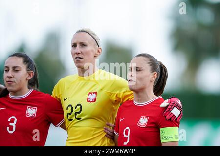 Marbella, Spagna. 23 febbraio 2024. Marbella, Spagna, 23 febbraio 2024: Wiktoria Zieniewicz (3 Polonia), Katarzyna Kiedrznek (22 Polonia) e Ewa Pajor (9 Polonia) durante l'inno nazionale precedente all'amichevole di calcio femminile internazionale tra Polonia e Svizzera al Marbella Football Center di Marbella, Spagna. (Daniela Porcelli/SPP) credito: SPP Sport Press Photo. /Alamy Live News Foto Stock