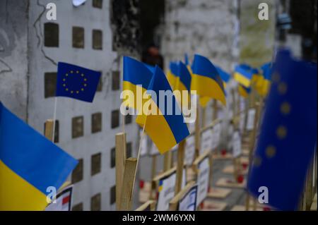 Gli ucraini protestano per il secondo anniversario dell'invasione russa. Le bandiere ucraine e dell'Unione europea sono ritratte fuori dall'ambasciata russa a Varsavia, in Polonia, il 24 febbraio 2024. Migliaia di persone si sono radunate fuori dall'ambasciata della Federazione Russa a Varsavia e hanno marciato sul parlamento polacco mentre oggi segnano due anni di aggressione russa all'Ucraina. Varsavia Polonia Copyright: XAleksanderxKalkax Foto Stock