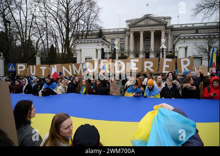 Gli ucraini protestano per il secondo anniversario dell'invasione russa. La gente ha dei segni che portano lettere che formano la parola assassino di Putin fuori dall'ambasciata russa a Varsavia, in Polonia, il 24 febbraio 2024. Migliaia di persone si sono radunate fuori dall'ambasciata della Federazione Russa a Varsavia e hanno marciato sul parlamento polacco mentre oggi segnano due anni di aggressione russa all'Ucraina. Varsavia Polonia Copyright: XAleksanderxKalkax Foto Stock