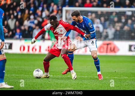 Oldham sabato 24 febbraio 2024. L'Oldham Athletic's Liam Hogan e l'Amari Morgan-Smith di Kidderminster Harrier si battono per il possesso durante il match della Vanarama National League tra l'Oldham Athletic e il Kidderminster Harriers al Boundary Park di Oldham, sabato 24 febbraio 2024. (Foto: Phill Smith | mi News) crediti: MI News & Sport /Alamy Live News Foto Stock