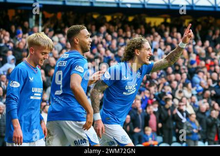 Glasgow, Regno Unito. 24 febbraio 2024. I Rangers FC giocarono il cuore del Midlothian FC in una partita della Scottsish Premiership all'Ibrox Stadium di Glasgow, Scozia, Regno Unito. A questo punto i Rangers sono al primo posto in campionato e a 2 punti dai loro rivali più vicini, il Celtic. I cuori sono al terzo posto, quindi questa è una partita importante per entrambe le squadre. Crediti: Findlay/Alamy Live News Foto Stock