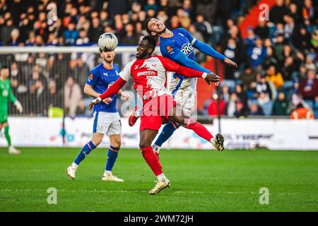 Oldham sabato 24 febbraio 2024. Liam Hogan dell'Oldham Athletic vince un colpo di testa durante il match della Vanarama National League tra Oldham Athletic e Kidderminster Harriers al Boundary Park di Oldham, sabato 24 febbraio 2024. (Foto: Phill Smith | mi News) crediti: MI News & Sport /Alamy Live News Foto Stock