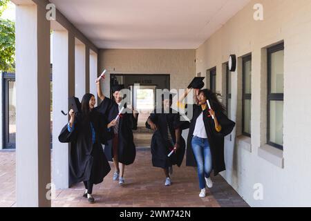 Diversi studenti celebrano la laurea alle superiori Foto Stock