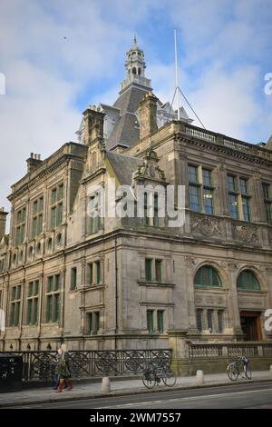 Edimburgo Scozia, Regno Unito {Days} febbraio 2024. Vista generale della Biblioteca centrale e del Ponte Giorgio IV. credito sst/alamy notizie in diretta Foto Stock