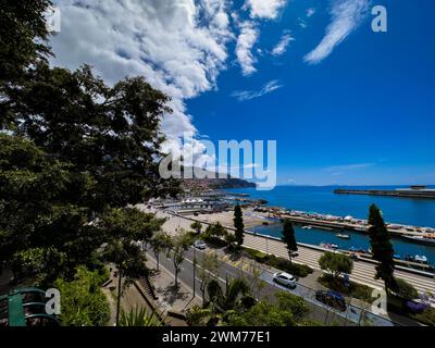 Una vista aerea della città di Funchal sull'isola di Madeira. con splendide vedute delle montagne e dell'oceano affiancate Foto Stock