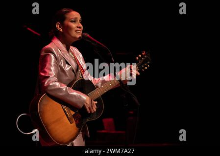 Fort Lauderdale, Stati Uniti. 23 febbraio 2024. Gaby Moreno si esibisce a Fort Lauderdale, Florida, il 23 febbraio 2024. La cantautrice e chitarrista guatemalteca vincitrice del Grammy fa un tour a sostegno del suo ultimo album. (Foto di Geoffrey Clowes/Sipa USA) credito: SIPA USA/Alamy Live News Foto Stock