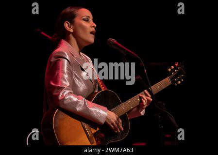 Fort Lauderdale, Stati Uniti. 23 febbraio 2024. Gaby Moreno si esibisce a Fort Lauderdale, Florida, il 23 febbraio 2024. La cantautrice e chitarrista guatemalteca vincitrice del Grammy fa un tour a sostegno del suo ultimo album. (Foto di Geoffrey Clowes/Sipa USA) credito: SIPA USA/Alamy Live News Foto Stock