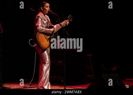 Fort Lauderdale, Stati Uniti. 23 febbraio 2024. Gaby Moreno si esibisce a Fort Lauderdale, Florida, il 23 febbraio 2024. La cantautrice e chitarrista guatemalteca vincitrice del Grammy fa un tour a sostegno del suo ultimo album. (Foto di Geoffrey Clowes/Sipa USA) credito: SIPA USA/Alamy Live News Foto Stock