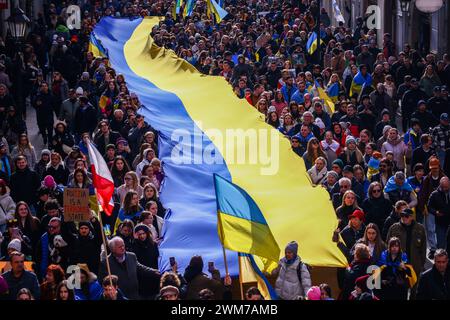 24 febbraio 2024, Cracovia, polonia: Cittadini e sostenitori ucraini partecipano alla marcia " insieme per la Vittoria " per mostrare solidarietà all'Ucraina e commemorare i due anni dell'invasione russa in Ucraina. L'attacco su vasta scala della Russia ha causato la più grande crisi europea dei rifugiati dalla seconda guerra mondiale, con oltre 10 milioni di persone che attraversano il confine polacco. (Credit Image: © Beata Zawrzel/ZUMA Press Wire) SOLO PER USO EDITORIALE! Non per USO commerciale! Foto Stock