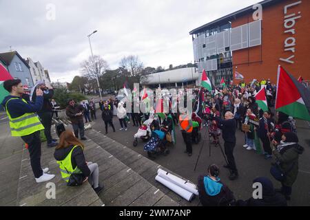 Centinaia di persone sono uscite a Bournemouth chiedendo un cessate il fuoco a Gaza, il 24 febbraio 2024. La gente ha partecipato a una serie di fine settimana in solidarietà con il popolo palestinese. Riunitosi al triangolo in città per ascoltare gli oratori, seguì una marcia attraverso la città. Questa manifestazione è stata organizzata dal Palestine Solidarity BCP. Foto Stock