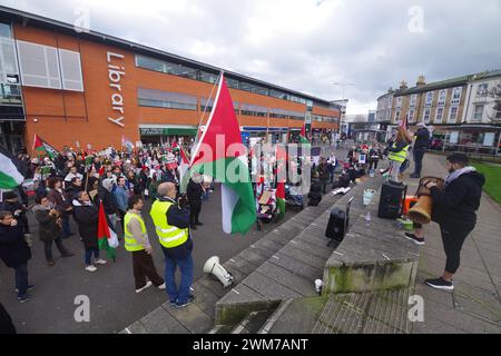 Centinaia di persone sono uscite a Bournemouth chiedendo un cessate il fuoco a Gaza, il 24 febbraio 2024. La gente ha partecipato a una serie di fine settimana in solidarietà con il popolo palestinese. Riunitosi al triangolo in città per ascoltare gli oratori, seguì una marcia attraverso la città. Questa manifestazione è stata organizzata dal Palestine Solidarity BCP. Foto Stock