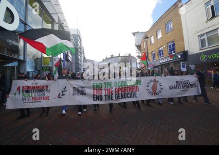 Centinaia di persone sono uscite a Bournemouth chiedendo un cessate il fuoco a Gaza, il 24 febbraio 2024. La gente ha partecipato a una serie di fine settimana in solidarietà con il popolo palestinese. Riunitosi al triangolo in città per ascoltare gli oratori, seguì una marcia attraverso la città. Questa manifestazione è stata organizzata dal Palestine Solidarity BCP. Foto Stock