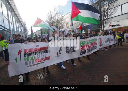 Centinaia di persone sono uscite a Bournemouth chiedendo un cessate il fuoco a Gaza, il 24 febbraio 2024. La gente ha partecipato a una serie di fine settimana in solidarietà con il popolo palestinese. Riunitosi al triangolo in città per ascoltare gli oratori, seguì una marcia attraverso la città. Questa manifestazione è stata organizzata dal Palestine Solidarity BCP. Foto Stock