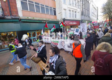 Centinaia di persone sono uscite a Bournemouth chiedendo un cessate il fuoco a Gaza, il 24 febbraio 2024. La gente ha partecipato a una serie di fine settimana in solidarietà con il popolo palestinese. Riunitosi al triangolo in città per ascoltare gli oratori, seguì una marcia attraverso la città. Questa manifestazione è stata organizzata dal Palestine Solidarity BCP. Foto Stock