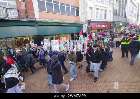 Centinaia di persone sono uscite a Bournemouth chiedendo un cessate il fuoco a Gaza, il 24 febbraio 2024. La gente ha partecipato a una serie di fine settimana in solidarietà con il popolo palestinese. Riunitosi al triangolo in città per ascoltare gli oratori, seguì una marcia attraverso la città. Questa manifestazione è stata organizzata dal Palestine Solidarity BCP. Foto Stock