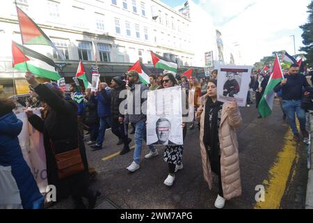 Centinaia di persone sono uscite a Bournemouth chiedendo un cessate il fuoco a Gaza, il 24 febbraio 2024. La gente ha partecipato a una serie di fine settimana in solidarietà con il popolo palestinese. Riunitosi al triangolo in città per ascoltare gli oratori, seguì una marcia attraverso la città. Questa manifestazione è stata organizzata dal Palestine Solidarity BCP. Foto Stock