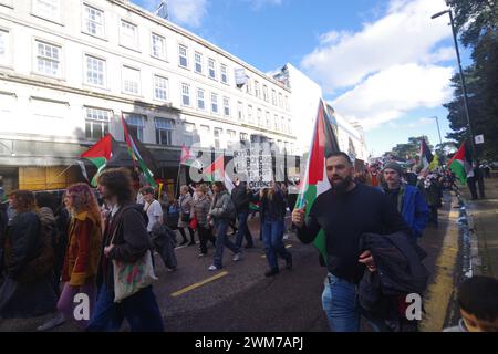 Centinaia di persone sono uscite a Bournemouth chiedendo un cessate il fuoco a Gaza, il 24 febbraio 2024. La gente ha partecipato a una serie di fine settimana in solidarietà con il popolo palestinese. Riunitosi al triangolo in città per ascoltare gli oratori, seguì una marcia attraverso la città. Questa manifestazione è stata organizzata dal Palestine Solidarity BCP. Foto Stock